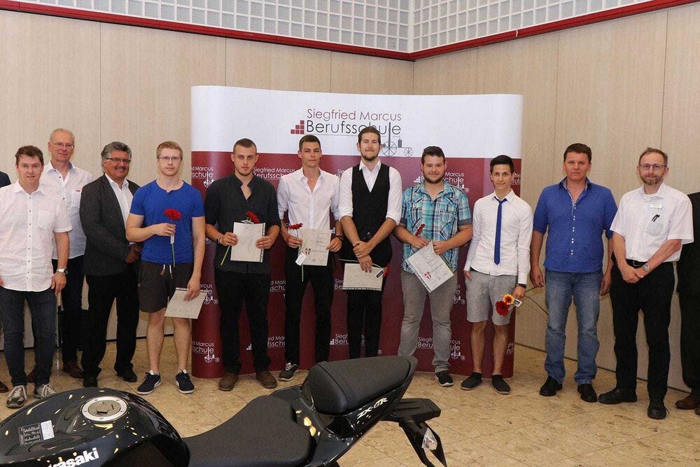 © Werbe! Know How
Schüler der Berufsschule für Kraftfahrzeugtechnik mit Diplomen des Stadtschulrates mit Schul-Qualitätsmanager Thomas Bäuerl (ganz l.) und Direktor Markus Fuchs (ganz r.) sowie Ausbildnern und Lehrern. Schüler der Berufsschule für Kraftfahrzeugtechnik mit Diplomen des Stadtschulrates mit Schul-Qualitätsmanager Thomas Bäuerl (ganz l.) und Direktor Markus Fuchs (ganz r.) sowie Ausbildnern und Lehrern.