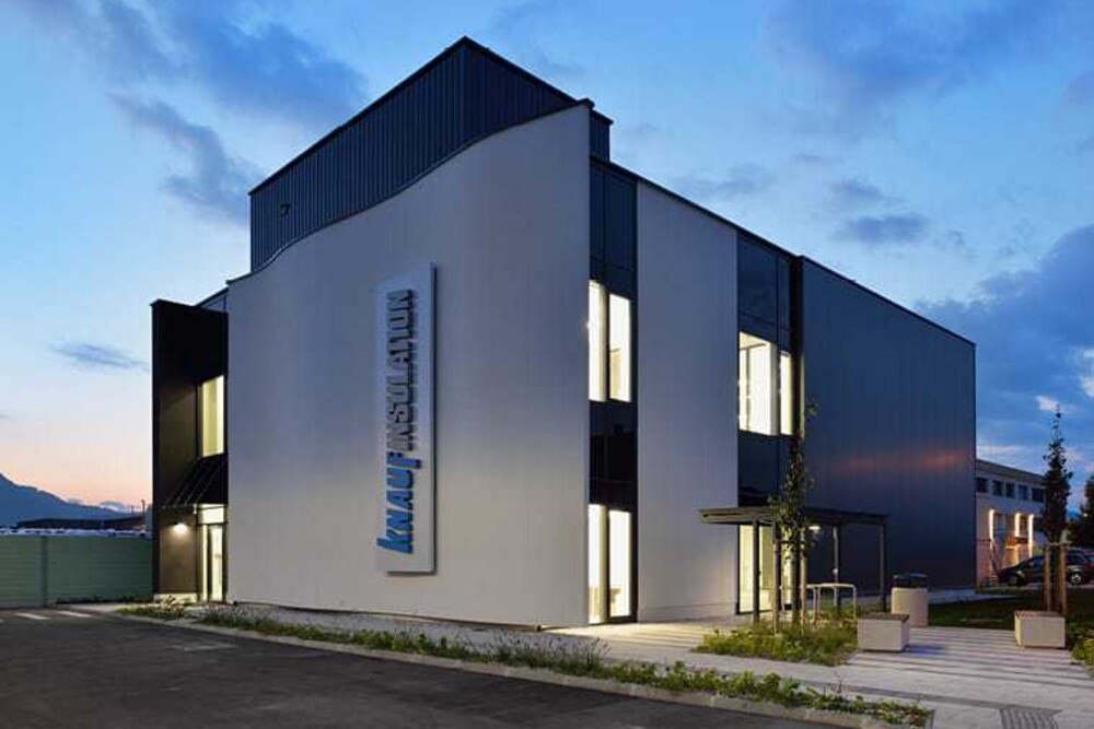 Vor zehn Jahren stellte Knauf Insulation sein gesamtes Glaswolle-Produktprogramm auf das natürlich Bindemittel Ecose um.
© Knauf Insulation Vor zehn Jahren stellte Knauf Insulation sein gesamtes Glaswolle-Produktprogramm auf das natürlich Bindemittel Ecose um.