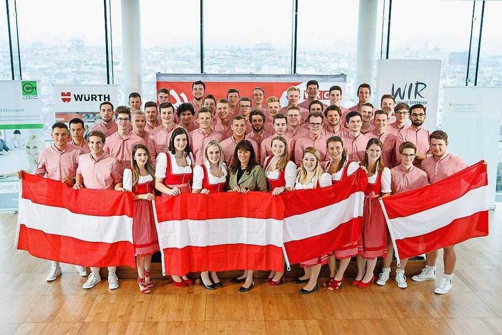 © SkillsAustria/Florian Wieser
WKÖ-Vizepräsidentin Martha Schultz mit Team Austria, das bei WorldSkills 2019 in Kazan antritt WKÖ-Vizepräsidentin Martha Schultz mit Team Austria, das bei WorldSkills 2019 in Kazan antritt