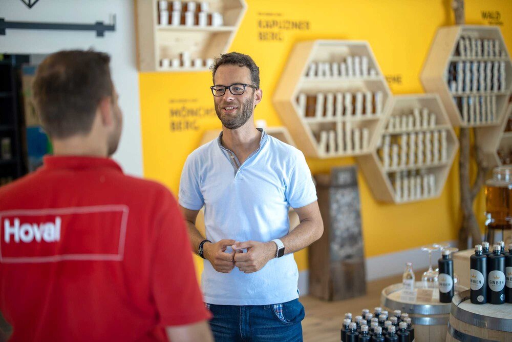 © Hoval Daniel Pfeifenberger, Gründer des Bienenhofs in Salzburg, im Gespräch mit dem Hoval Kundendiensttechniker