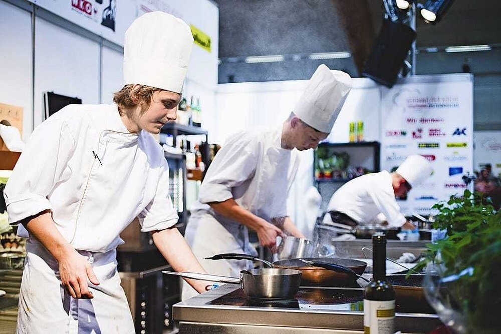 © Stephan Elsler
Das "Galadinner Ötztal" bildet für die "Genussbotschafter Ötztal" den Abschluss ihrer Ausbildung in zwanzig Betrieben des Ötztals. Das "Galadinner Ötztal" bildet für die "Genussbotschafter Ötztal" den Abschluss ihrer Ausbildung in zwanzig Betrieben des Ötztals.