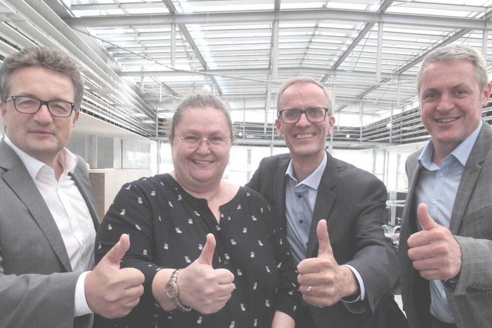 © Pappas Holding
Die neue Geschäftsführung der Pappas Holding Nobert Bauer, Günter Graf und Peter Pixner wird von Catharina Pappas Willkommen geheißen. Die neue Geschäftsführung der Pappas Holding Nobert Bauer, Günter Graf und Peter Pixner wird von Catharina Pappas Willkommen geheißen.