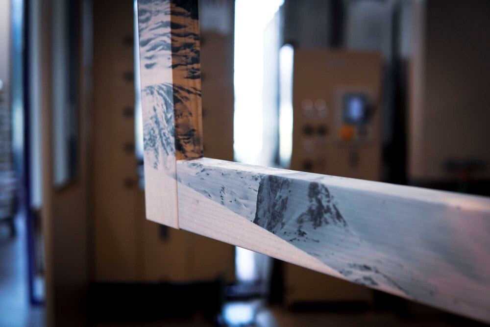 Sogar Holzfenster lassen sich Digitaldruck-Technologie individuell gestalten.
© Adler Sogar Holzfenster lassen sich Digitaldruck-Technologie individuell gestalten.