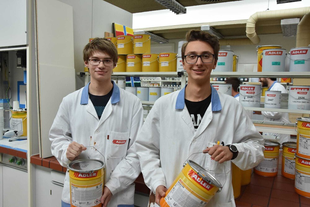 © Adler Marco Lechner und Jakob Florian Schinnerl nützen ihre Ferien von der HTL Kramsach zur Weiterbildung.