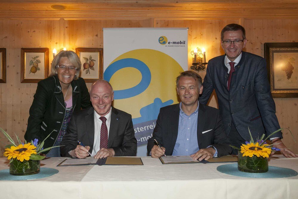 © Die Fotografen
NÖ Wirtschaftslandesrätin Petra Bohuslav, ecoplus Geschäftsführer Helmut Miernicki, Werner Pamminger, Geschäftsführer Biz-Up, OÖ Wirtschaftslandesrat Markus Achleitner (v.l.) NÖ Wirtschaftslandesrätin Petra Bohuslav, ecoplus Geschäftsführer Helmut Miernicki, Werner Pamminger, Geschäftsführer Biz-Up, OÖ Wirtschaftslandesrat Markus Achleitner (v.l.)