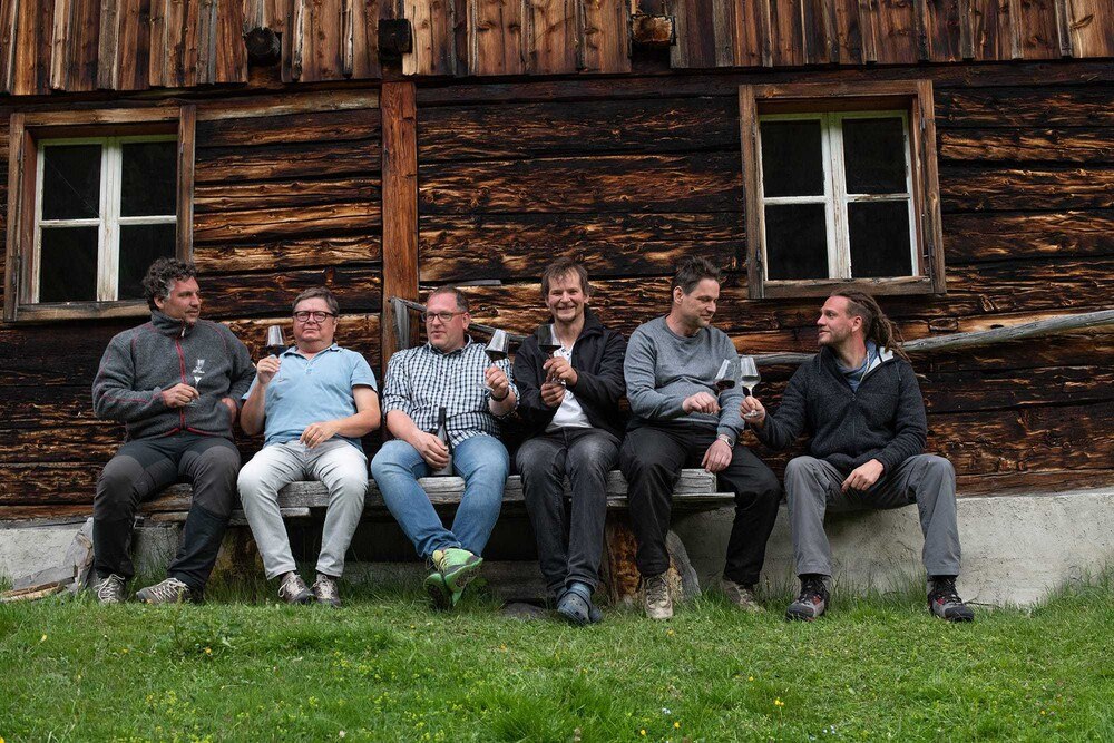 © Jürgen Schmücking
Thorsten Probost, Journalist Alexander Rabl, Ulrich Zeni, Michael Wilhelm, Hansjörg Ladurner, Thomas Kluckner vor M9ichael Wilhelms Almhütte. Thorsten Probost, Journalist Alexander Rabl, Ulrich Zeni, Michael Wilhelm, Hansjörg Ladurner, Thomas Kluckner vor M9ichael Wilhelms Almhütte.