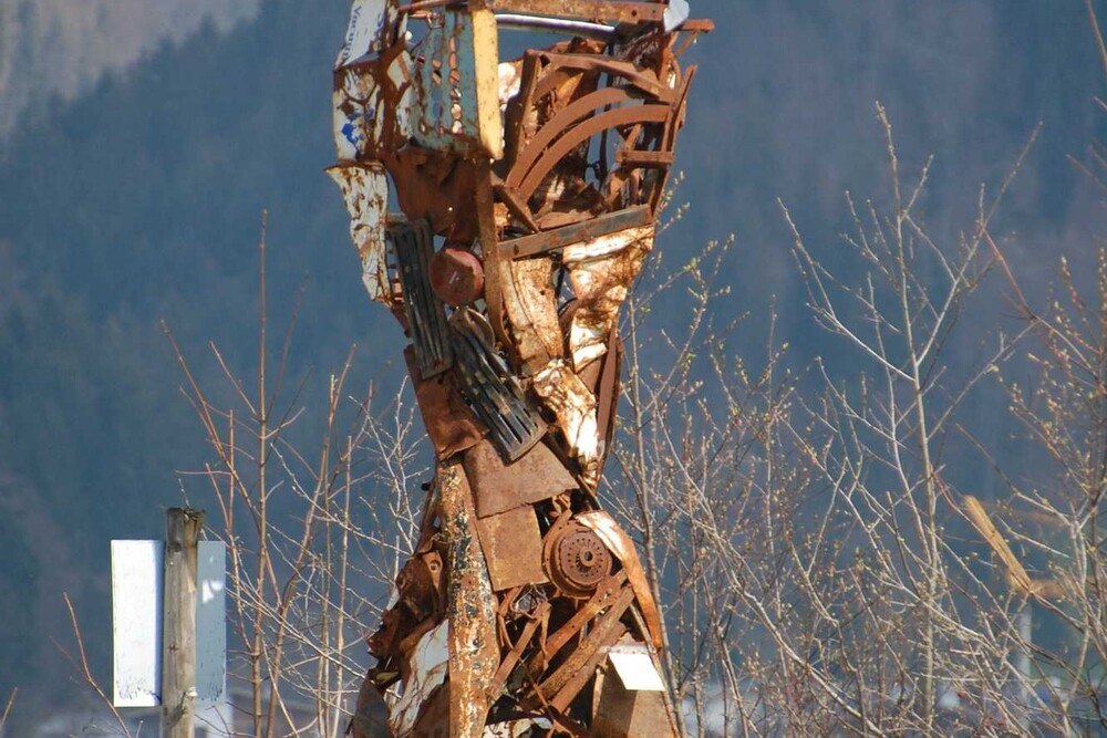© Kulturschmiede Kaiserwinkl
Stefan Schwentner, Geschäftsführer der Tiroler Edelschmiede, hat eine Skulptur zum Thema Umweltschutz und nachhaltige Ressourcennutzung in Kössen am Schrott-Skulpturenweg ausgestellt. Stefan Schwentner, Geschäftsführer der Tiroler Edelschmiede, hat eine Skulptur zum Thema Umweltschutz und nachhaltige Ressourcennutzung in Kössen am Schrott-Skulpturenweg ausgestellt.