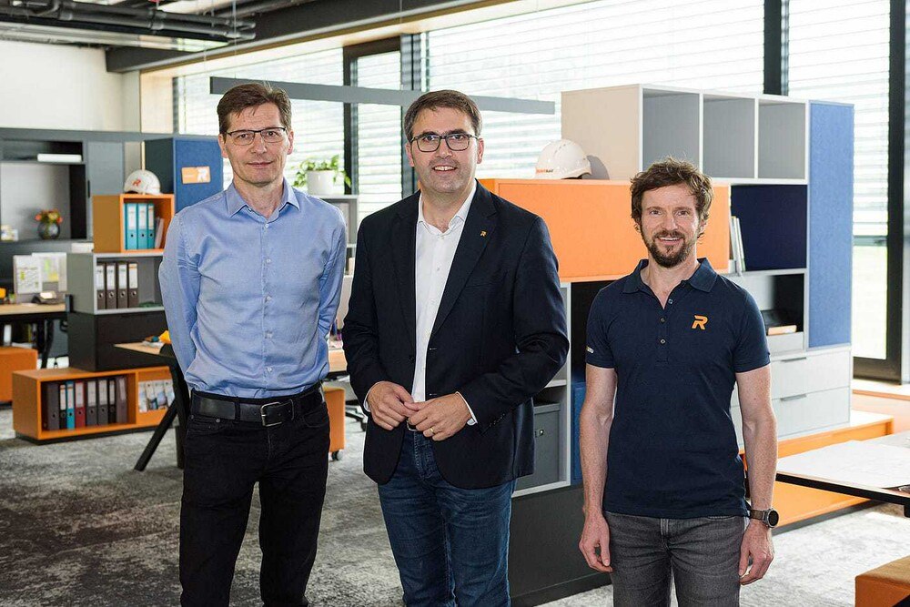 © ofp kommunikation v.l. Richard Thrainer, Baumeister Anton Rieder und Marco Osl bei der Eröffnung des neuen Kompetenzzentrums.