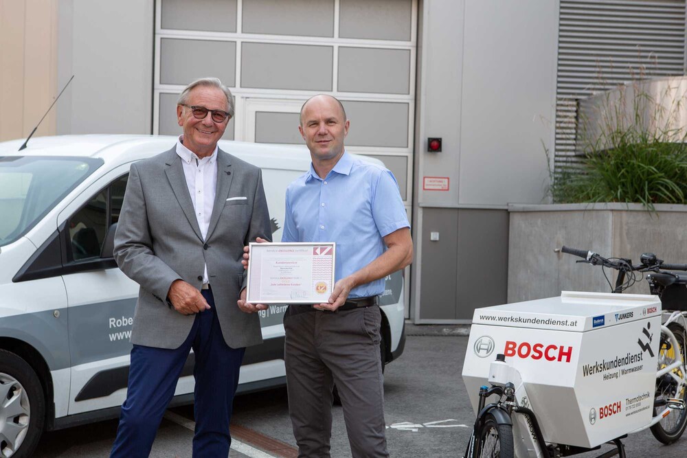 KVA-Vorstand Herbert Vock (li) bei der Übergabe des Service Excellence Zertifikats an Michael Haas, Leiter Werkskundendienst Bosch Thermotechnik Österreich.
© Renee Del Missier/Bosch KVA-Vorstand Herbert Vock (li) bei der Übergabe des Service Excellence Zertifikats an Michael Haas, Leiter Werkskundendienst Bosch Thermotechnik Österreich.