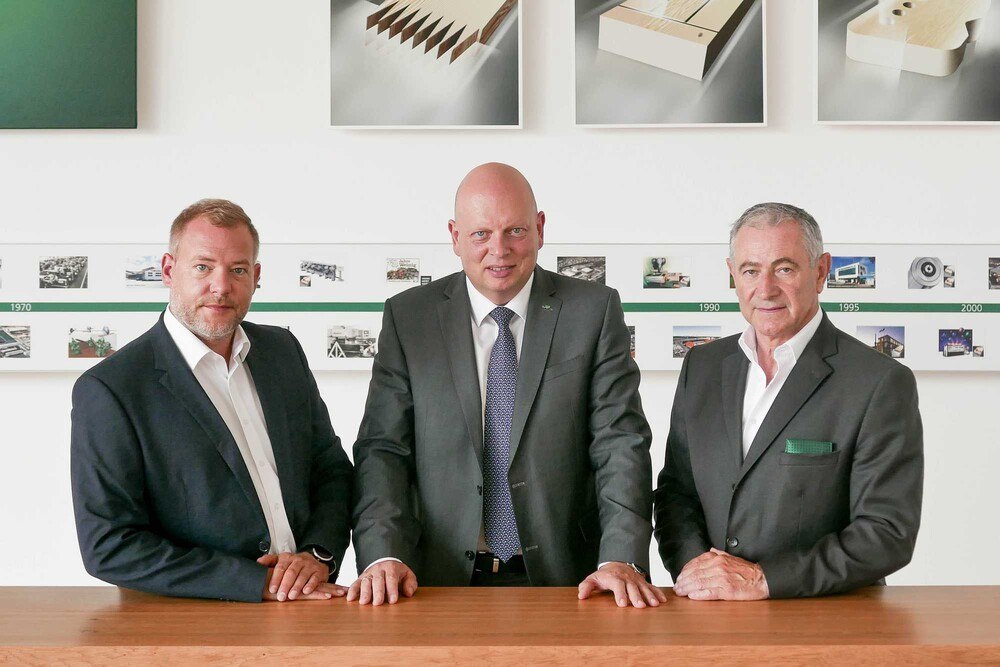 Übergabe des Staffelstabs im Weinig-Marketing (v.li.): Oliver Kunzweiler, neuer Leiter zentrales Gruppenmarketing, Vorstandsvorsitzender Gregor Baumbusch und Klaus Müller
© Weinig Übergabe des Staffelstabs im Weinig-Marketing (v.li.): Oliver Kunzweiler, neuer Leiter zentrales Gruppenmarketing, Vorstandsvorsitzender Gregor Baumbusch und Klaus Müller