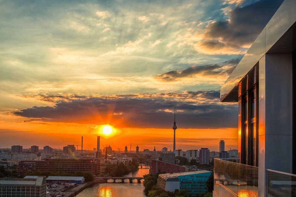© Glassline
Ob im Innenraum oder an der Fassade Glassline setzt mit Ganzglaslösungen neue Akzente in der Architektur. Ob im Innenraum oder an der Fassade Glassline setzt mit Ganzglaslösungen neue Akzente in der Architektur.