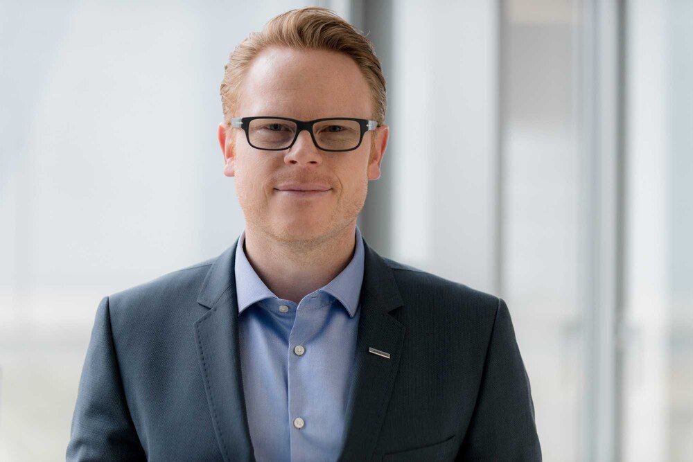 © Rheinzink
Der neue Leiter für den weltweiten Vertrieb bei Rheinzink Klaas Kortegast setzt auf mehr Kundennähe und neue Wachstumsstrategien. Der neue Leiter für den weltweiten Vertrieb bei Rheinzink Klaas Kortegast setzt auf mehr Kundennähe und neue Wachstumsstrategien.