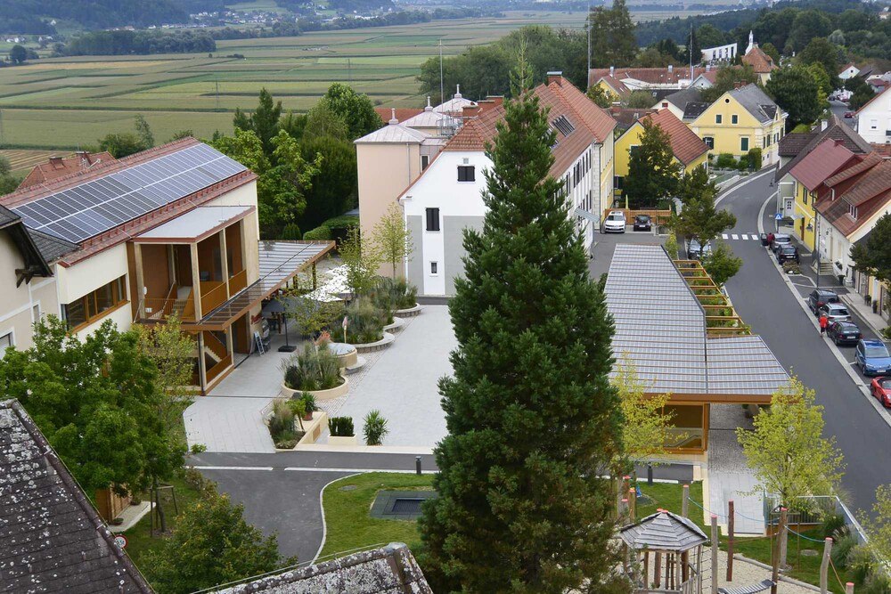 © Vulkanland Metall Die Pergola im Kirchpark in Kirchberg an der Raab hat eine integrierte Photovoltaik-Anlage und liefert Strom aus Sonnenenergie.