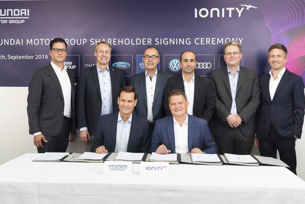 © KIA
Benedict Schulte (BMW Corporate Planning and Product Strategy), Claus Ehlers (Mercedes Benz Director Product Strategy), Christof Kellerwessel (Ford Chief Engineer), Erol Gurocak (Porsche Manager Charging Infrastructure), Marcus Groll (COO Ionity), Bernd Edelmann (CFO Ionity) (v.l.) Benedict Schulte (BMW Corporate Planning and Product Strategy), Claus Ehlers (Mercedes Benz Director Product Strategy), Christof Kellerwessel (Ford Chief Engineer), Erol Gurocak (Porsche Manager Charging Infrastructure), Marcus Groll (COO Ionity), Bernd Edelmann (CFO Ionity) (v.l.)