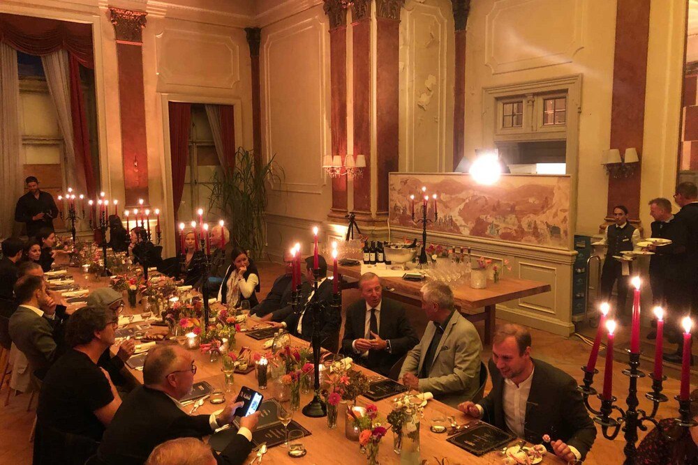 © Vierich
Dinner bei Kerzenschein im alten Speisesaal des Hotel Straubinger mit Landeshauptmann Wilfried Haslauer und Bürgermeister Gerhard Steinbauer (beide in der Mitte des Bildes im Gespräch) Dinner bei Kerzenschein im alten Speisesaal des Hotel Straubinger mit Landeshauptmann Wilfried Haslauer und Bürgermeister Gerhard Steinbauer (beide in der Mitte des Bildes im Gespräch)