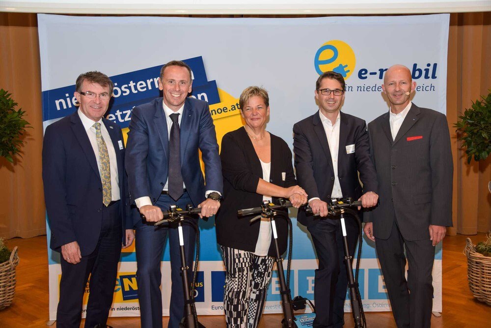 © Ecoplus
Franz Piribauer (Stadtrat Wiener Neustadt), Jochen Danninger ( GF ecoplus), Christine Scharinger (Raiffeisen Leasing GmbH), Hubert Schrenk (Projektmanager ecoplus), Claus Zeppelzauer (Bereichsleiter ecoplus) (v.l.) Franz Piribauer (Stadtrat Wiener Neustadt), Jochen Danninger ( GF ecoplus), Christine Scharinger (Raiffeisen Leasing GmbH), Hubert Schrenk (Projektmanager ecoplus), Claus Zeppelzauer (Bereichsleiter ecoplus) (v.l.)