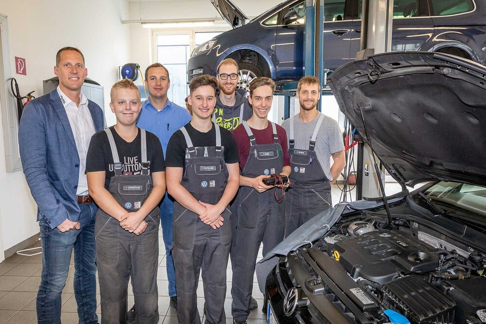 © Martin Böhm
Geschäftsführer Manfred Lindner, Jonas Sommerauer (Lehrling), Andreas Esterer (Ausbildungsleiter), Felix Poppetschnig (Lehrling), Sebastian Wittke (Kfz-Techniker), Marco Gander (Lehrling) und Stefan Nehring (Kfz-Spengler). Geschäftsführer Manfred Lindner, Jonas Sommerauer (Lehrling), Andreas Esterer (Ausbildungsleiter), Felix Poppetschnig (Lehrling), Sebastian Wittke (Kfz-Techniker), Marco Gander (Lehrling) und Stefan Nehring (Kfz-Spengler).