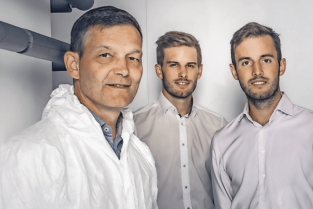 Surgebright hat aus Sicht der Gründer noch jede Menge Luft nach oben. Dr. Klaus Pastl, Thomas und Lukas Pastl (v. l.).
© surgebright Surgebright hat aus Sicht der Gründer noch jede Menge Luft nach oben. Dr. Klaus Pastl, Thomas und Lukas Pastl (v. l.).
