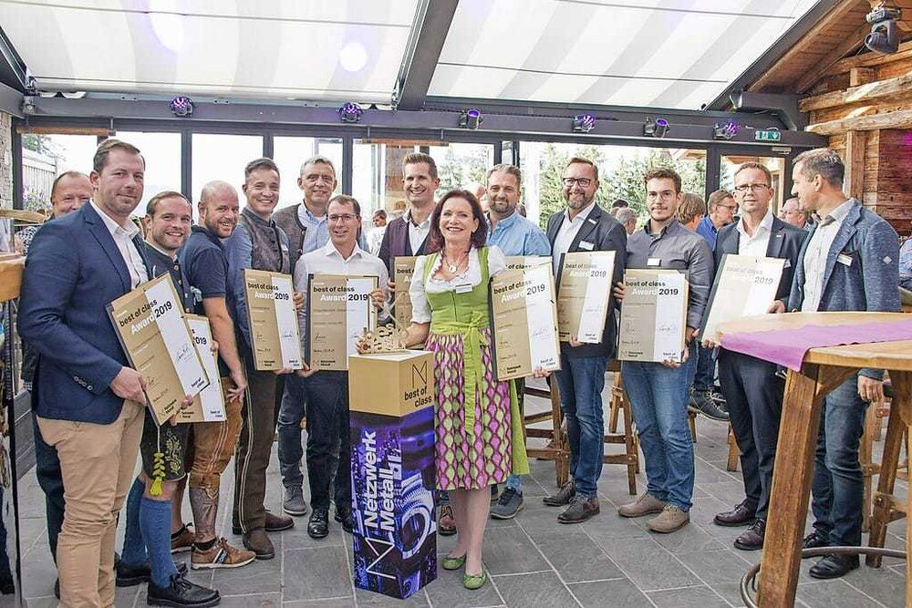 © Netzwerk Metall
Elisabeth Kislinger-Ziegler freut sich über den „Best of Class“ Award für ein Projekt der Ziegler Stahlbau GmbH. Elisabeth Kislinger-Ziegler freut sich über den „Best of Class“ Award für ein Projekt der Ziegler Stahlbau GmbH.