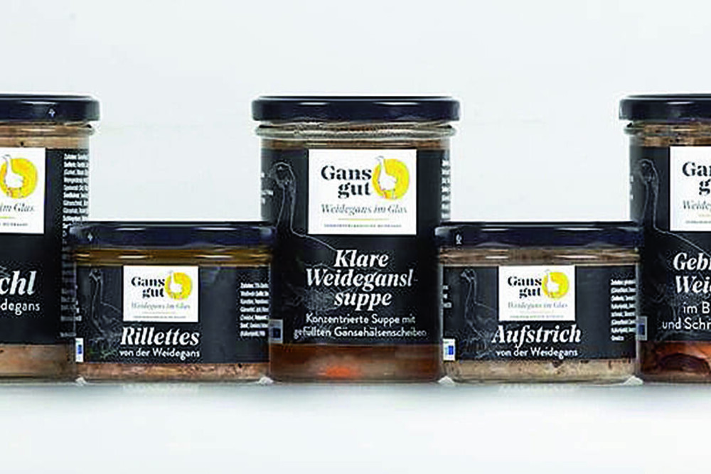 © ZVG
Mitbringsel für den Gastro-Shop: Projekt „Gans im Glas“ in der Genuss Region „Südburgenländische Weidegans“ – entwickelt mit Unterstützung der AMA. Mitbringsel für den Gastro-Shop: Projekt „Gans im Glas“ in der Genuss Region „Südburgenländische Weidegans“ – entwickelt mit Unterstützung der AMA.