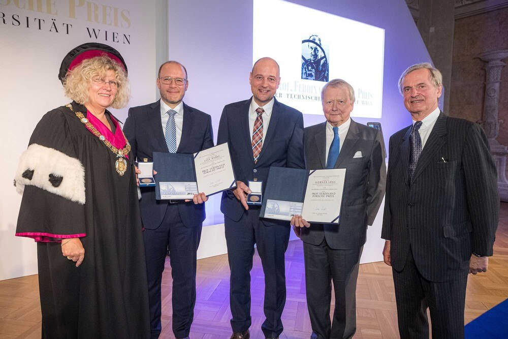 © Christian Houdek
Sabine Seidler (Rektorin TU Wien), Stephan Kramb und Jan Snel (Preisträger-Stellvertreter), Hans Michael Piëch und Wolfgang Porsche (Porsche AG) (v.l.) Sabine Seidler (Rektorin TU Wien), Stephan Kramb und Jan Snel (Preisträger-Stellvertreter), Hans Michael Piëch und Wolfgang Porsche (Porsche AG) (v.l.)