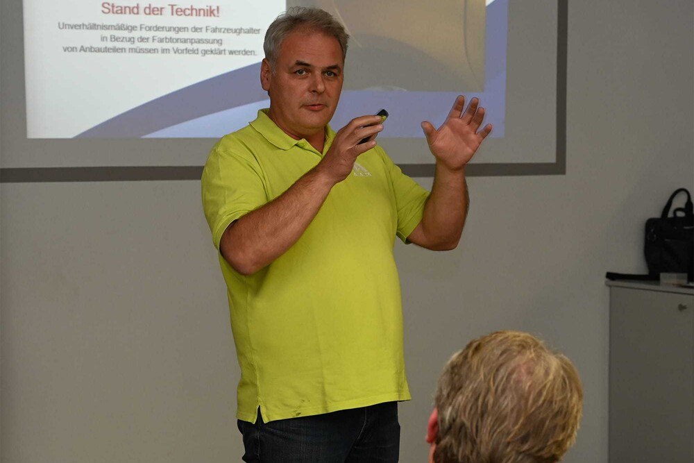© KFZ Wirtschaft / Philipp Bednar
Gerhard Steinbock erklärt die Problematiken bei heutigen Unfallreparaturlackierungen. Gerhard Steinbock erklärt die Problematiken bei heutigen Unfallreparaturlackierungen.
