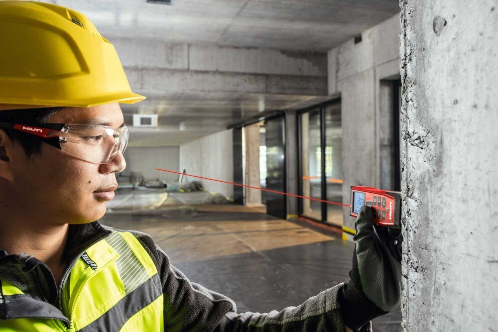 © Hilti Deutschland AG Das Laser-Distanzgerät PD-I ist mit Zusatzfunktionen wie Flächenbestimmung, Volumenberechnung und intelligenten Absteckfunktionen ausgestattet. Das Laser-Distanzgerät PD-I ist mit Zusatzfunktionen wie Flächenbestimmung, Volumenberechnung und intelligenten Absteckfunktionen ausgestattet.