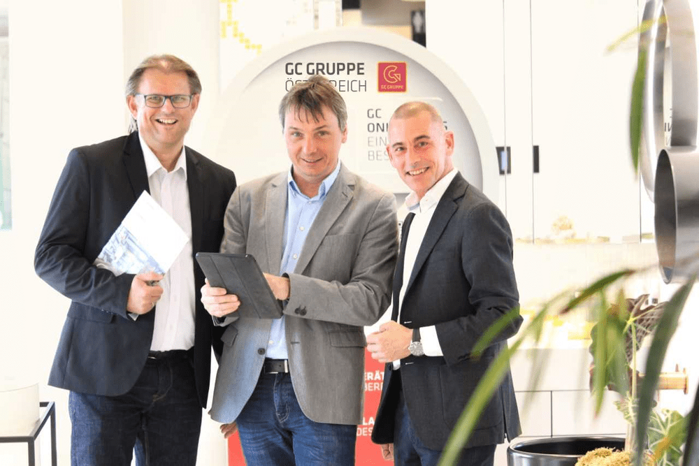 © GC-Gruppe Österreich
Gemeinsamer Auftritt: GC-ONLINE-PLUS-Experten Johannes Kainz (li.) und Ulrich Zehentner (re.) mit dem Geschäftsführer von Juprowa, Manfred Richter Gemeinsamer Auftritt: GC-ONLINE-PLUS-Experten Johannes Kainz (li.) und Ulrich Zehentner (re.) mit dem Geschäftsführer von Juprowa, Manfred Richter