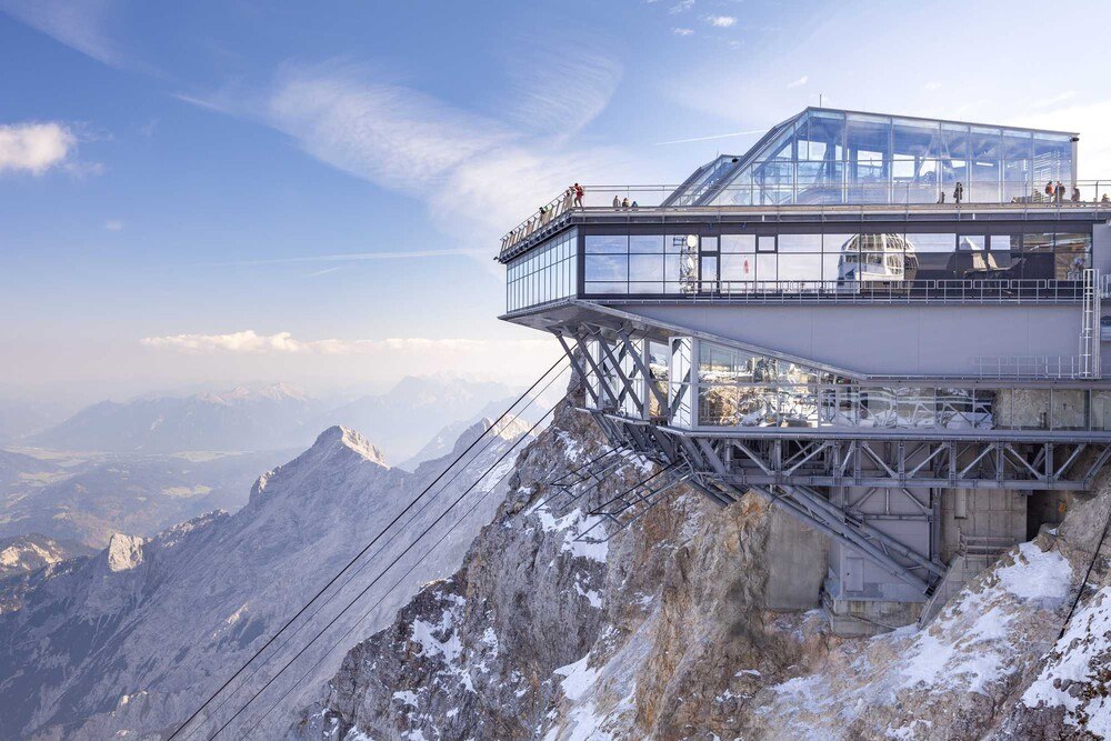© Christoph Seelbach
Spektakulär gelegen, die Bergstation der neuen Seilbahn Zugspitze bietet grandiose Ausblicke in die Bergwelt. Spektakulär gelegen, die Bergstation der neuen Seilbahn Zugspitze bietet grandiose Ausblicke in die Bergwelt.