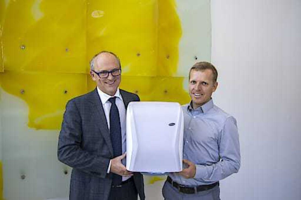 © Hagleitner Hygiene International GmbH/Damian Bonholzer
Firmenchef Hans Georg Hagleitner und Entwicklungsleiter Christoph Lind mit dem Hybrid-Hygienespender Firmenchef Hans Georg Hagleitner und Entwicklungsleiter Christoph Lind mit dem Hybrid-Hygienespender
