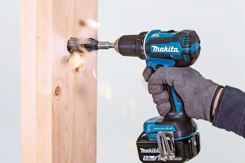 Der Makita DDF485 verfügt über einen kraftvollen Motor, ist mit 169 mm Gesamtlänge aber sehr kompakt.
© Makita Der Makita DDF485 verfügt über einen kraftvollen Motor, ist mit 169 mm Gesamtlänge aber sehr kompakt.