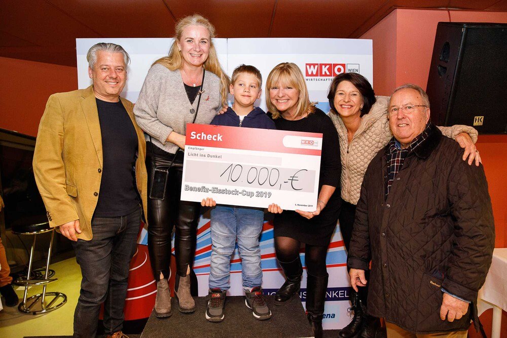 © WKW, Florian Wieser
Scheckübergabe beim Eisstock-Cup der Sozialpartner: Elias mit seiner Mama Martina (Mitte links) und Licht ins Dunkel-Geschäftsführerin Eva Radinger, den WK Wien-Vizepräsidenten Hans Arsenovic und Karl Ramharter sowie Spartenobfrau Gewerbe und Handwerk, Nationalratsabgeordnete Maria Smodics-Neumann. Scheckübergabe beim Eisstock-Cup der Sozialpartner: Elias mit seiner Mama Martina (Mitte links) und Licht ins Dunkel-Geschäftsführerin Eva Radinger, den WK Wien-Vizepräsidenten Hans Arsenovic und Karl Ramharter sowie Spartenobfrau Gewerbe und Handwerk, Nationalratsabgeordnete Maria Smodics-Neumann.