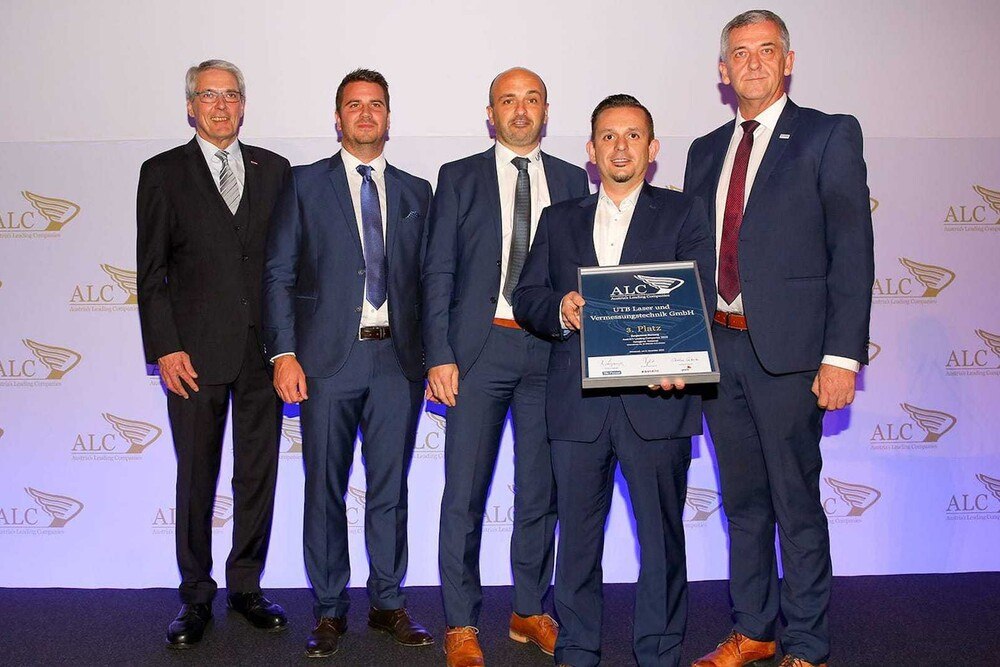 3. Platz in der Kategorie Nation tätige Unternehmen Kleinbetriebe für die UTB Laser- und Vermessungstechnik: v.l. WK Burgenland Vizepräsident Paul Kraill, die UTB-Chefs Hannes Wagner, Martin Mößner und Ingmar Ulreich sowie Donau Versicherung-Landesdirektor Gerhard Schneebacher
© UTB Laser- und Vermessungstechnik GmbH 3. Platz in der Kategorie Nation tätige Unternehmen Kleinbetriebe für die UTB Laser- und Vermessungstechnik: v.l. WK Burgenland Vizepräsident Paul Kraill, die UTB-Chefs Hannes Wagner, Martin Mößner und Ingmar Ulreich sowie Donau Versicherung-Landesdirektor Gerhard Schneebacher