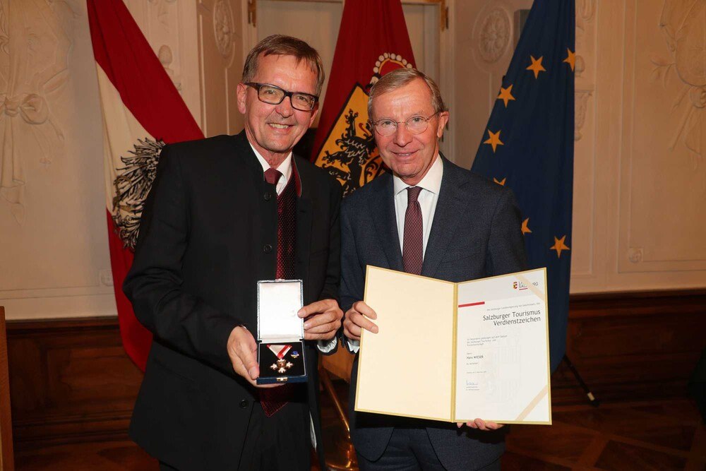 Hans Wieser (li) und Landeshauptmann Wilfried Haslinger
© Franz Neumayr Hans Wieser (li) und Landeshauptmann Wilfried Haslinger