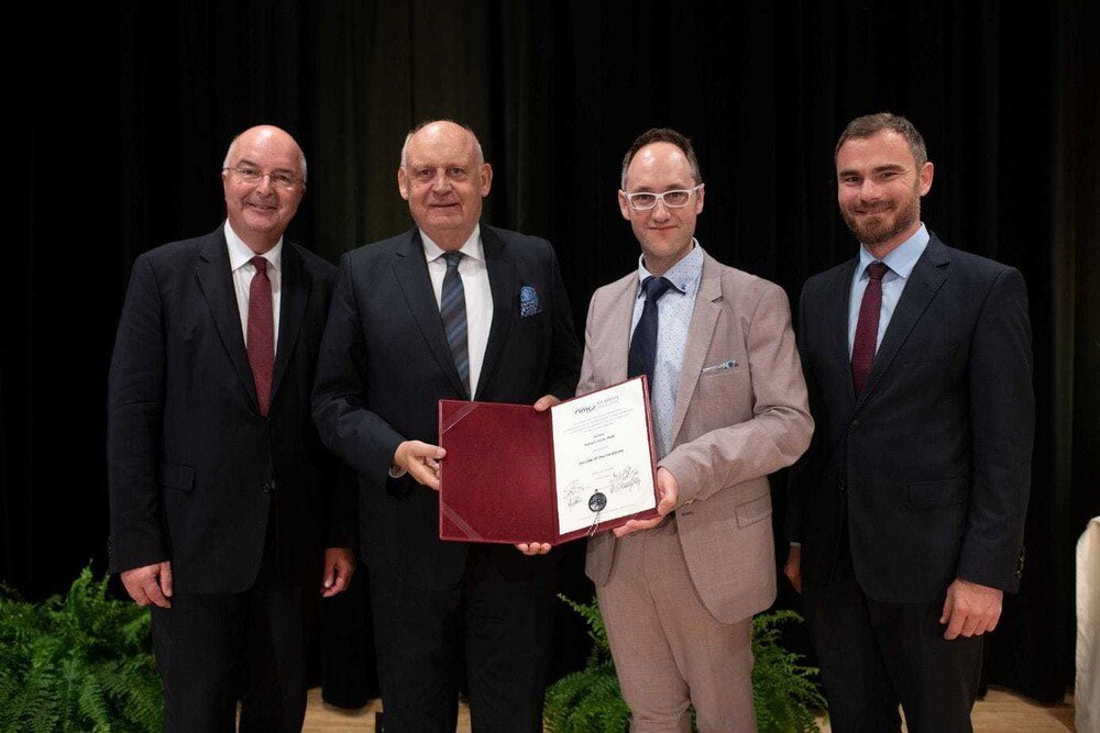 Karl Ennsfellner, Geschäftsführer IMC FH Krems; Hubert Culik, Obmann des Fachverbands der chemischen Industrie; Martin Waiguny, Kollegiumsleiter und Manfred Pferzinger, Stv. Kollegiumsleiter.
© IMC FH Krems Karl Ennsfellner, Geschäftsführer IMC FH Krems; Hubert Culik, Obmann des Fachverbands der chemischen Industrie; Martin Waiguny, Kollegiumsleiter und Manfred Pferzinger, Stv. Kollegiumsleiter.