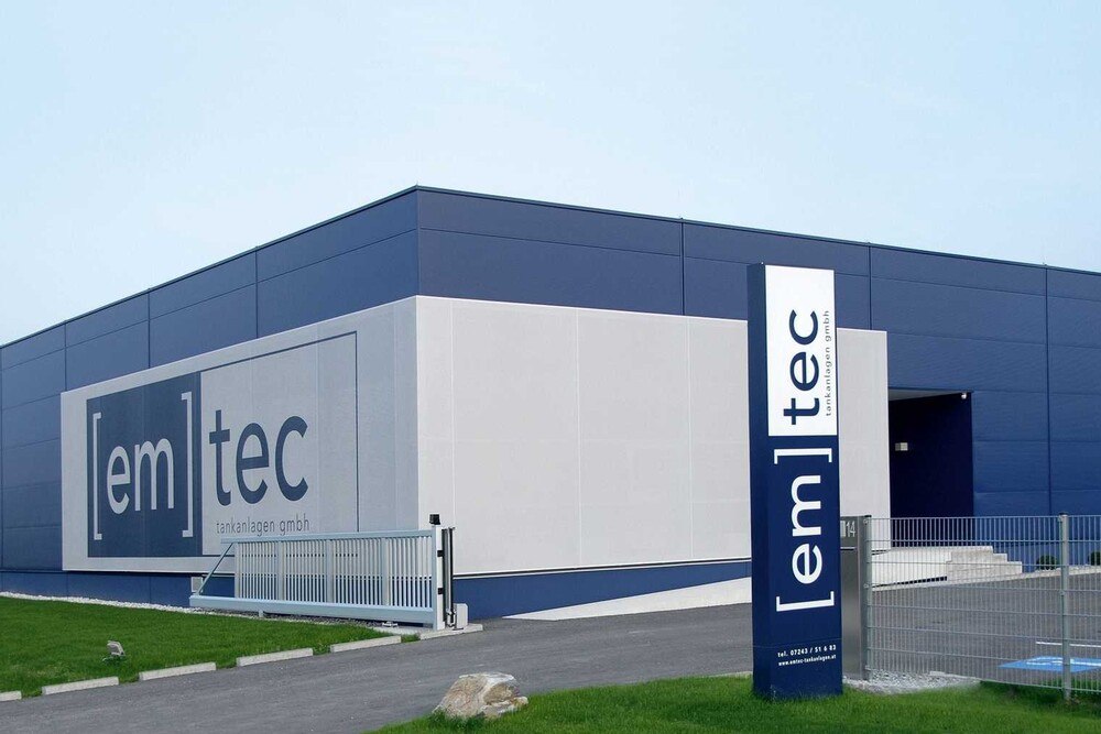 © Emtec
Seit 20 Jahren ist Emtec für das österreichische Bau- und Baunebengewerbe der erste Ansprechpartner, wenn es um Baustellentanks, Transportcontainer, Betriebstankstellen und Co geht. Seit 20 Jahren ist Emtec für das österreichische Bau- und Baunebengewerbe der erste Ansprechpartner, wenn es um Baustellentanks, Transportcontainer, Betriebstankstellen und Co geht.