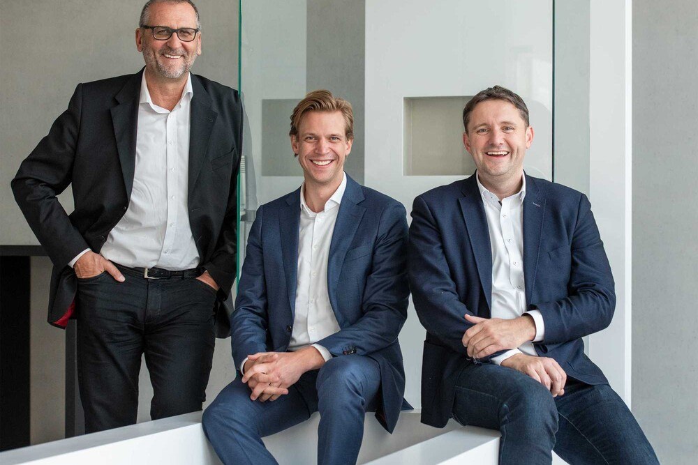 © Hasenkopf V.li. Roland Hasenkopf mit den neuen Geschäftsführern Patrick Löchelt und Tobias Mehlsam