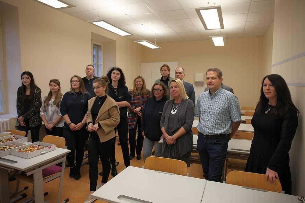 © HTL Baden Malerschule Leesdorf
Die Schülerinnen und Schüler des Aufbaulehrganges Bautechnik freuen sich samt Lehrerkollegium über den frisch renovierten Raum. Die Schülerinnen und Schüler des Aufbaulehrganges Bautechnik freuen sich samt Lehrerkollegium über den frisch renovierten Raum.