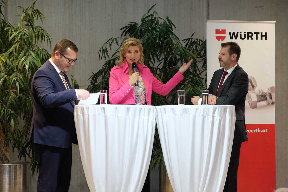© Peter Seipel / ÖWV
Moderatorin Nadja Mader im Gespräch mit Würth CEO Alfred Wurmbrand (r.) und Logistikzentrum-Projektleiter Stefan Gugerell. Moderatorin Nadja Mader im Gespräch mit Würth CEO Alfred Wurmbrand (r.) und Logistikzentrum-Projektleiter Stefan Gugerell.