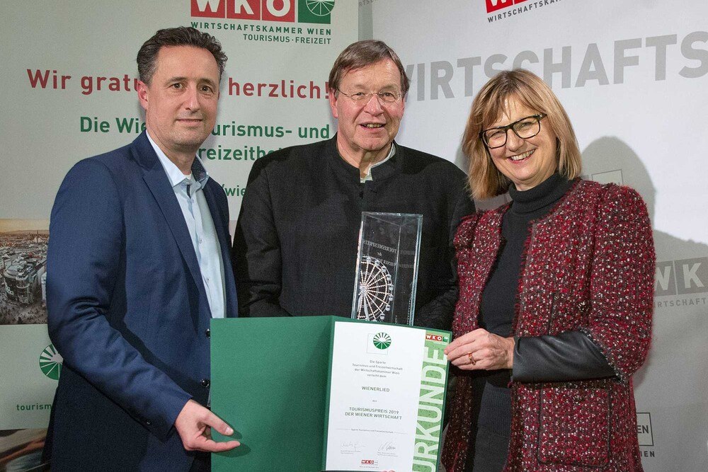© WKW-Tourismus, Fotografin: Ulrike Wieser
Markus Grießler (Spartenobmann Wr. Tourismus- und Freizeitwirtschaft), Herbert Zotti, (Wiener Volksliedwerk), und Maria Patek (BM für Nachhaltigkeit und Tourismus) Markus Grießler (Spartenobmann Wr. Tourismus- und Freizeitwirtschaft), Herbert Zotti, (Wiener Volksliedwerk), und Maria Patek (BM für Nachhaltigkeit und Tourismus)