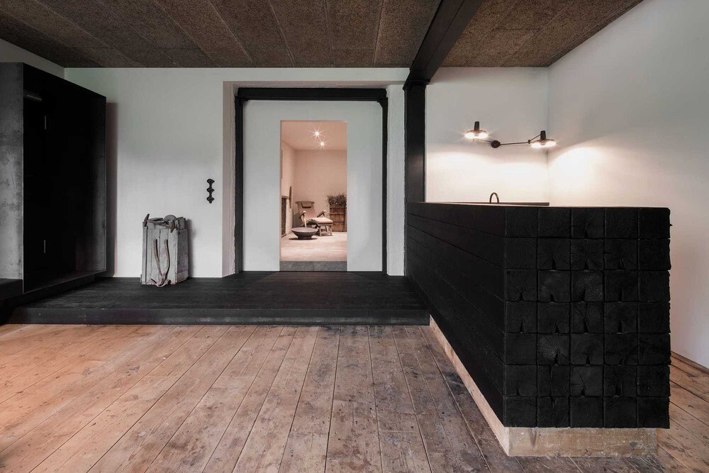 © destilat/Monika Nguyen
Erst verkohlt, dann geölt: Sämtliche neuen Holzelemente in der „Lounge T“ wurden nach Vorbild der japanischen Shou Sugi Ban Methode behandelt. Erst verkohlt, dann geölt: Sämtliche neuen Holzelemente in der „Lounge T“ wurden nach Vorbild der japanischen Shou Sugi Ban Methode behandelt.