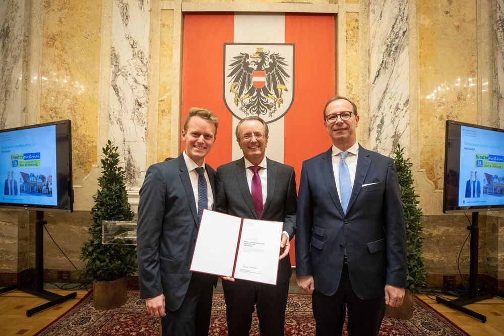© BMDW
Martin und Armin Biedermann mit Sektionschef Georg Konetzky bei der Verleihung des Staatswappens. Martin und Armin Biedermann mit Sektionschef Georg Konetzky bei der Verleihung des Staatswappens.