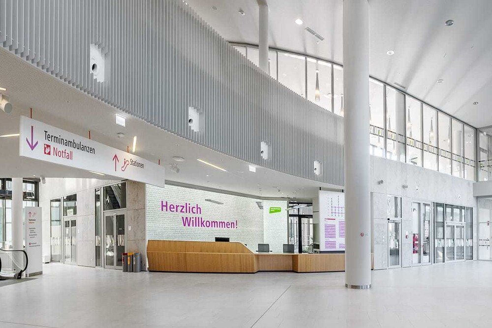© Hubert Dimko
Der Eingangsbereich des KH Nord. Von Empfangspulten bis zu Patientenzimmern lieferte Fürst Möbel die Einrichtung. Der Eingangsbereich des KH Nord. Von Empfangspulten bis zu Patientenzimmern lieferte Fürst Möbel die Einrichtung.