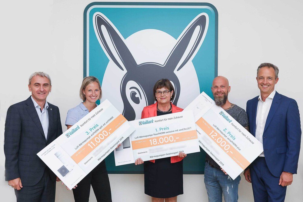 © Vaillant
Mag. Bernhard Leidinger/Leiter Marketing & PR bei Vaillant Österreich, die Gewinner des Vaillant Wärmepumpen-Gewinnspiels Ines Rosenauer, Renate O. und Gerald Fritzl sowie Dr. Christian Herbinger/Geschäftsführer von Vaillant Österreich. (v.l.n.r.) Mag. Bernhard Leidinger/Leiter Marketing & PR bei Vaillant Österreich, die Gewinner des Vaillant Wärmepumpen-Gewinnspiels Ines Rosenauer, Renate O. und Gerald Fritzl sowie Dr. Christian Herbinger/Geschäftsführer von Vaillant Österreich. (v.l.n.r.)