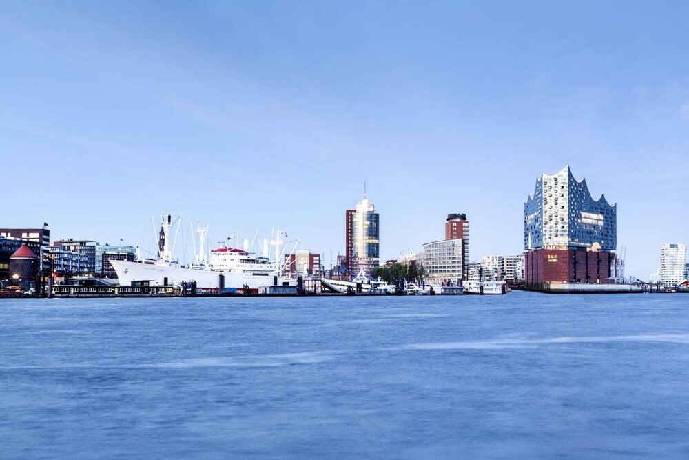 © www.mediaserver.hamburg.de / Jörg Modrow
Beinahe die gesamte Belegschaft der Stefan Ritzer GmbH war bei dem viertägigen Betriebsausflug nach Hamburg dabei. Die Stimmung unter den Mitarbeitenden war hervorragend. Beinahe die gesamte Belegschaft der Stefan Ritzer GmbH war bei dem viertägigen Betriebsausflug nach Hamburg dabei. Die Stimmung unter den Mitarbeitenden war hervorragend.