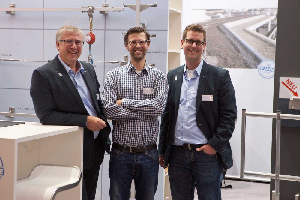 © ST Quadrat Fall Protection Zusammen mit ihrem kompetenten Team gestalten Uwe Steinmetz (l.), Christian Steinmetz (M.) und Martin Binder (r.) die Zukunft von ST Quadrat. Zusammen mit ihrem kompetenten Team gestalten Uwe Steinmetz (l.), Christian Steinmetz (M.) und Martin Binder (r.) die Zukunft von ST Quadrat.