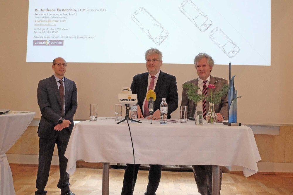 © Peter Seipel / ÖWV
Andreas Eustacchio (Rechtsanwalt), Gerhard Greiner (Director Business Development ALP.Lab), Jost Bernasch (GF ALP.Lab) (v.l.) Andreas Eustacchio (Rechtsanwalt), Gerhard Greiner (Director Business Development ALP.Lab), Jost Bernasch (GF ALP.Lab) (v.l.)