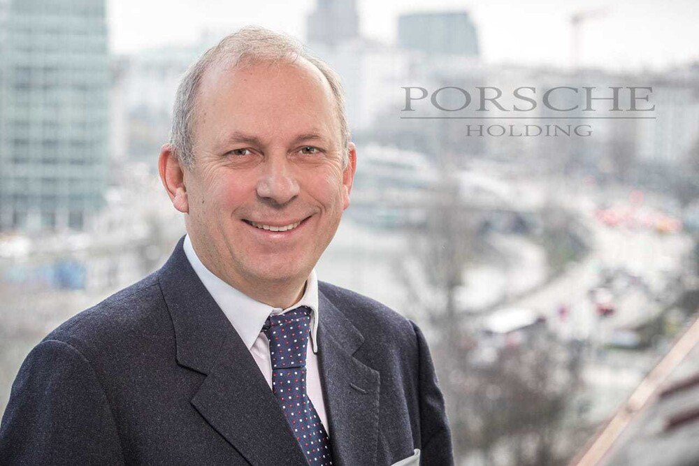© Porsche Holding Salzburg
Hans Peter Schützinger kann ein positives Fazit zum Geschäftsjahr 2019 ziehen. Hans Peter Schützinger kann ein positives Fazit zum Geschäftsjahr 2019 ziehen.