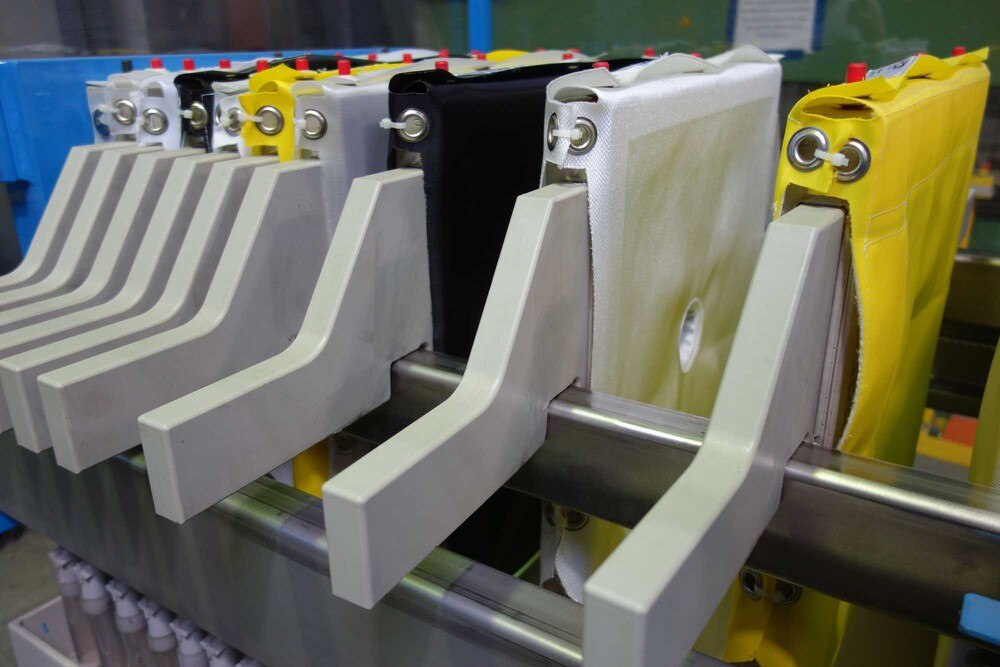 © Jebens
Die je 6,8 Tonnen schweren Seitenholme von Jebens sind in einer XXLFilterpresse mit 800 Tonnen Presskraft zur Palmölfraktionierung im Einsatz. Die je 6,8 Tonnen schweren Seitenholme von Jebens sind in einer XXLFilterpresse mit 800 Tonnen Presskraft zur Palmölfraktionierung im Einsatz.