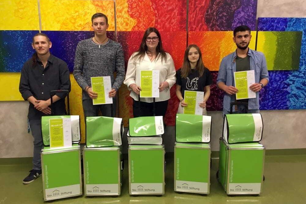 © Sto-Stiftung
Die Wiener Preisträger (v.li.): Michael Höller, Gerhard Rathmanner, Anja Spildener, Chiara Lachner und Ugur Öztürk freuen sich über die Anerkennung der guten Leistung und ihre Werkzeugkoffer. Die Wiener Preisträger (v.li.): Michael Höller, Gerhard Rathmanner, Anja Spildener, Chiara Lachner und Ugur Öztürk freuen sich über die Anerkennung der guten Leistung und ihre Werkzeugkoffer.